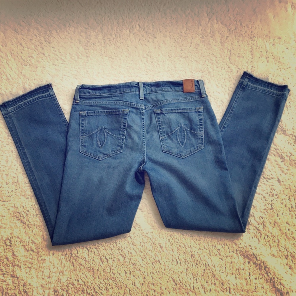 Level 99 Frayed Ankle Jeans